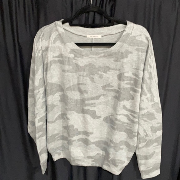 Sweaters - Grey camo Crew neck sweater with winged sleeves